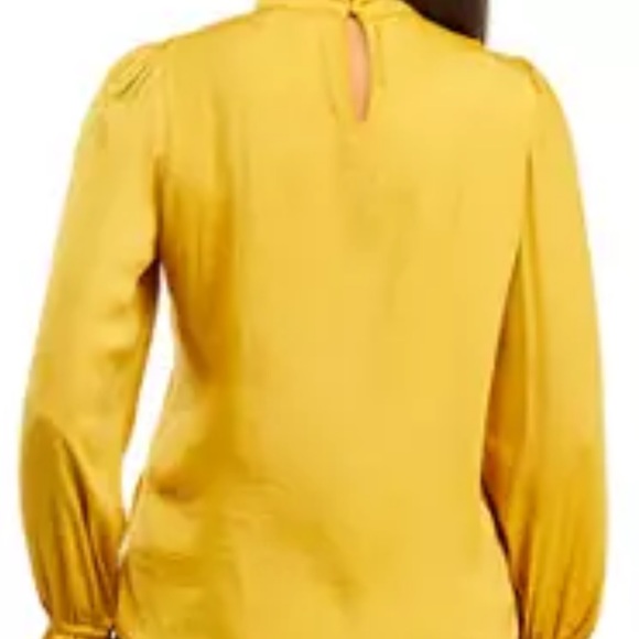 Keyhole w button closure
Mock neck
Long sleeve w gathered shoulders
Polyester - Picture 2 of 5